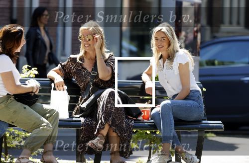 Amsterdam 15 mei 2020
Christie Bokma met haar moeder op bankje in Amsterdam zuid