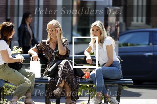 Amsterdam 15 mei 2020
Christie Bokma met haar moeder op bankje in Amsterdam zuid