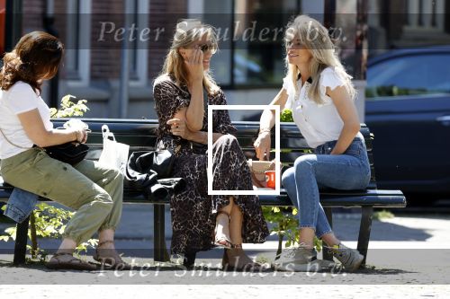 Amsterdam 15 mei 2020
Christie Bokma met haar moeder op bankje in Amsterdam zuid