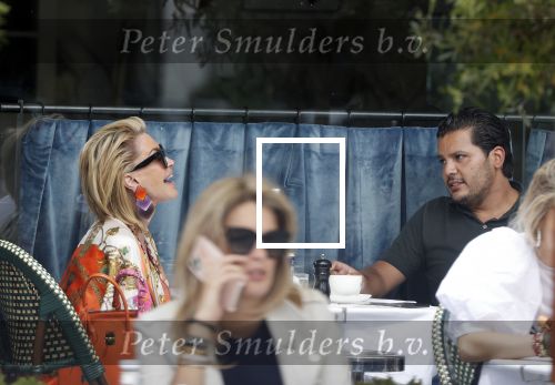 Amsterdam 3 juni 2020
Connie Witteman met haar zoon Marvin Breukhoven op terras en in haar biro karretje