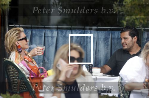 Amsterdam 3 juni 2020
Connie Witteman met haar zoon Marvin Breukhoven op terras en in haar biro karretje