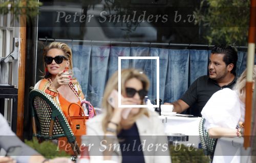 Amsterdam 3 juni 2020
Connie Witteman met haar zoon Marvin Breukhoven op terras en in haar biro karretje