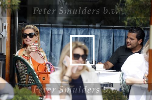 Amsterdam 3 juni 2020
Connie Witteman met haar zoon Marvin Breukhoven op terras en in haar biro karretje