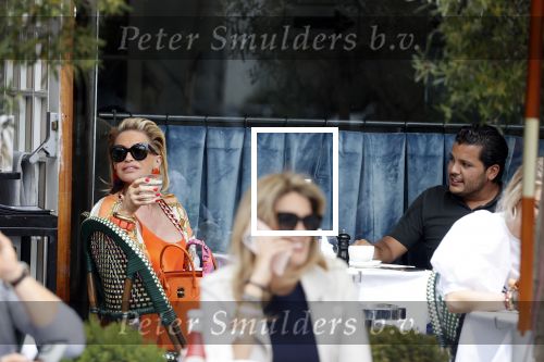 Amsterdam 3 juni 2020
Connie Witteman met haar zoon Marvin Breukhoven op terras en in haar biro karretje