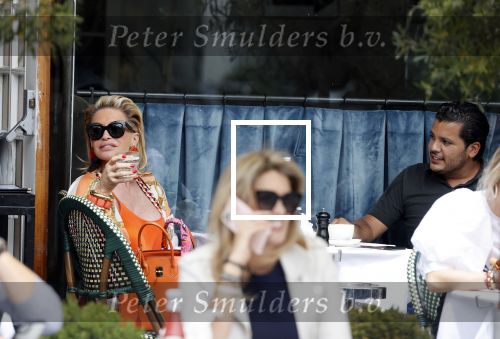 Amsterdam 3 juni 2020
Connie Witteman met haar zoon Marvin Breukhoven op terras en in haar biro karretje