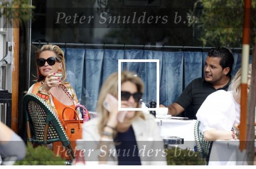 Amsterdam 3 juni 2020
Connie Witteman met haar zoon Marvin Breukhoven op terras en in haar biro karretje