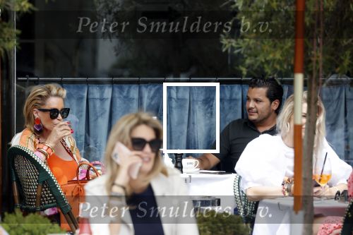 Amsterdam 3 juni 2020
Connie Witteman met haar zoon Marvin Breukhoven op terras en in haar biro karretje