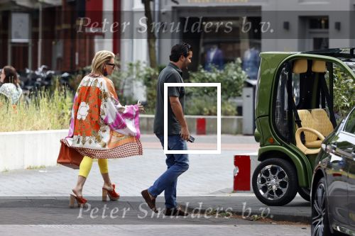 Amsterdam 3 juni 2020
Connie Witteman met haar zoon Marvin Breukhoven op terras en in haar biro karretje
