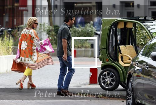 Amsterdam 3 juni 2020
Connie Witteman met haar zoon Marvin Breukhoven op terras en in haar biro karretje
