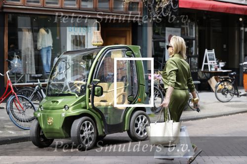 Amsterdam 16 mei 2020
Connie Witteman in groen gekleed met haar groene CCCC / Biro
