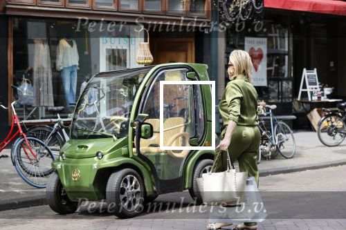 Amsterdam 16 mei 2020
Connie Witteman in groen gekleed met haar groene CCCC / Biro