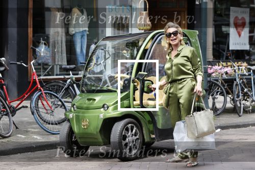 Amsterdam 16 mei 2020
Connie Witteman in groen gekleed met haar groene CCCC / Biro