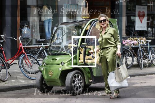 Amsterdam 16 mei 2020
Connie Witteman in groen gekleed met haar groene CCCC / Biro