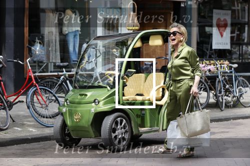 Amsterdam 16 mei 2020
Connie Witteman in groen gekleed met haar groene CCCC / Biro