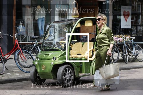 Amsterdam 16 mei 2020
Connie Witteman in groen gekleed met haar groene CCCC / Biro