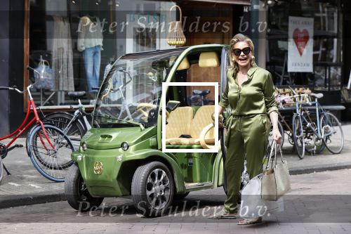 Amsterdam 16 mei 2020
Connie Witteman in groen gekleed met haar groene CCCC / Biro