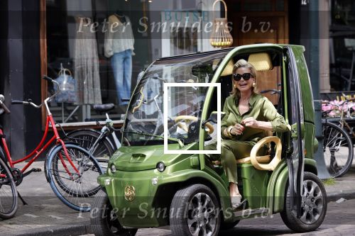 Amsterdam 16 mei 2020
Connie Witteman in groen gekleed met haar groene CCCC / Biro
