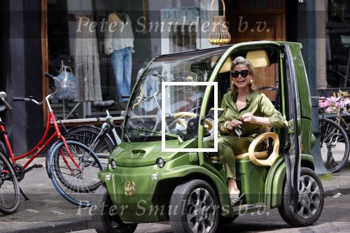 Amsterdam 16 mei 2020
Connie Witteman in groen gekleed met haar groene CCCC / Biro