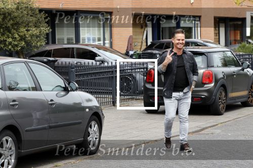 Purmerend 16 mei 2020
Dries Roelvink brengt op de fiets in een gele wielrentrui/broek een pakketje van OGER naar Danny de Munk die thuyis de deur opent als dries aan belt .