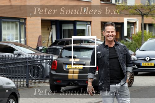Purmerend 16 mei 2020
Dries Roelvink brengt op de fiets in een gele wielrentrui/broek een pakketje van OGER naar Danny de Munk die thuyis de deur opent als dries aan belt .