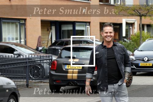 Purmerend 16 mei 2020
Dries Roelvink brengt op de fiets in een gele wielrentrui/broek een pakketje van OGER naar Danny de Munk die thuyis de deur opent als dries aan belt .