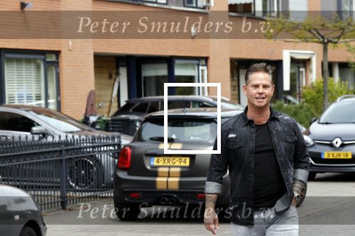 Purmerend 16 mei 2020
Dries Roelvink brengt op de fiets in een gele wielrentrui/broek een pakketje van OGER naar Danny de Munk die thuyis de deur opent als dries aan belt .