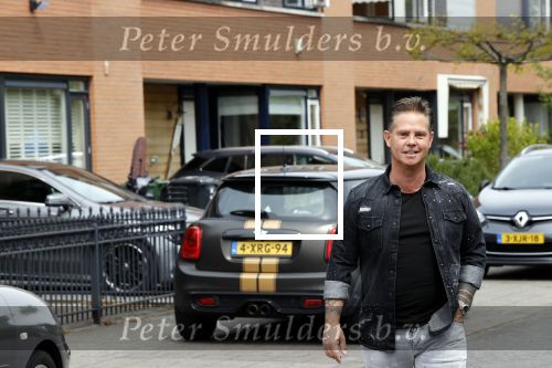 Purmerend 16 mei 2020
Dries Roelvink brengt op de fiets in een gele wielrentrui/broek een pakketje van OGER naar Danny de Munk die thuyis de deur opent als dries aan belt .
