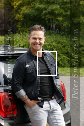 Purmerend 16 mei 2020
Dries Roelvink brengt op de fiets in een gele wielrentrui/broek een pakketje van OGER naar Danny de Munk die thuyis de deur opent als dries aan belt .