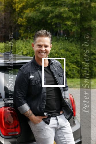 Purmerend 16 mei 2020
Dries Roelvink brengt op de fiets in een gele wielrentrui/broek een pakketje van OGER naar Danny de Munk die thuyis de deur opent als dries aan belt .