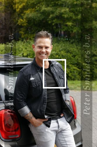 Purmerend 16 mei 2020
Dries Roelvink brengt op de fiets in een gele wielrentrui/broek een pakketje van OGER naar Danny de Munk die thuyis de deur opent als dries aan belt .