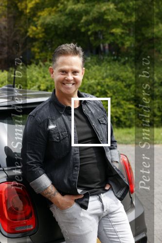 Purmerend 16 mei 2020
Dries Roelvink brengt op de fiets in een gele wielrentrui/broek een pakketje van OGER naar Danny de Munk die thuyis de deur opent als dries aan belt .