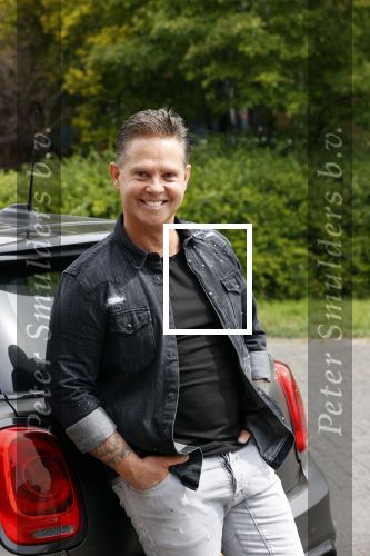 Purmerend 16 mei 2020
Dries Roelvink brengt op de fiets in een gele wielrentrui/broek een pakketje van OGER naar Danny de Munk die thuyis de deur opent als dries aan belt .