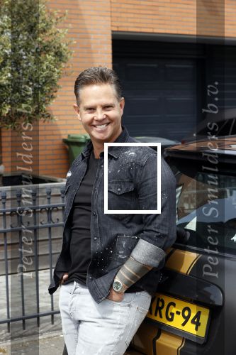 Purmerend 16 mei 2020
Dries Roelvink brengt op de fiets in een gele wielrentrui/broek een pakketje van OGER naar Danny de Munk die thuyis de deur opent als dries aan belt .