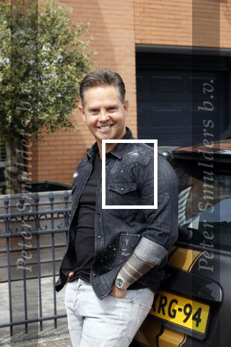 Purmerend 16 mei 2020
Dries Roelvink brengt op de fiets in een gele wielrentrui/broek een pakketje van OGER naar Danny de Munk die thuyis de deur opent als dries aan belt .