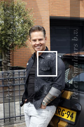 Purmerend 16 mei 2020
Dries Roelvink brengt op de fiets in een gele wielrentrui/broek een pakketje van OGER naar Danny de Munk die thuyis de deur opent als dries aan belt .