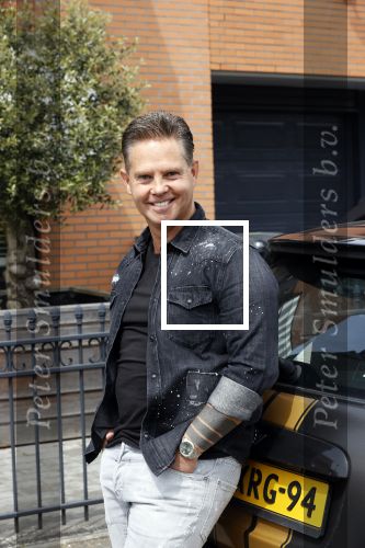 Purmerend 16 mei 2020
Dries Roelvink brengt op de fiets in een gele wielrentrui/broek een pakketje van OGER naar Danny de Munk die thuyis de deur opent als dries aan belt .