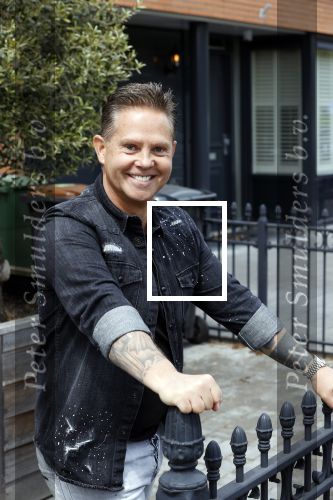 Purmerend 16 mei 2020
Dries Roelvink brengt op de fiets in een gele wielrentrui/broek een pakketje van OGER naar Danny de Munk die thuyis de deur opent als dries aan belt .