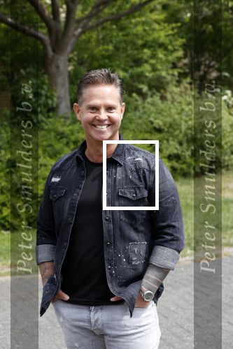 Purmerend 16 mei 2020
Dries Roelvink brengt op de fiets in een gele wielrentrui/broek een pakketje van OGER naar Danny de Munk die thuyis de deur opent als dries aan belt .