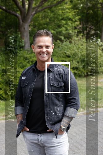 Purmerend 16 mei 2020
Dries Roelvink brengt op de fiets in een gele wielrentrui/broek een pakketje van OGER naar Danny de Munk die thuyis de deur opent als dries aan belt .