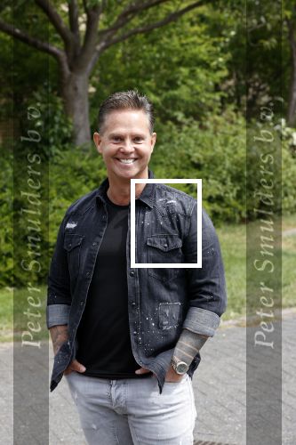 Purmerend 16 mei 2020
Dries Roelvink brengt op de fiets in een gele wielrentrui/broek een pakketje van OGER naar Danny de Munk die thuyis de deur opent als dries aan belt .