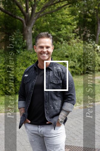 Purmerend 16 mei 2020
Dries Roelvink brengt op de fiets in een gele wielrentrui/broek een pakketje van OGER naar Danny de Munk die thuyis de deur opent als dries aan belt .