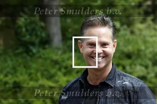 Purmerend 16 mei 2020
Dries Roelvink brengt op de fiets in een gele wielrentrui/broek een pakketje van OGER naar Danny de Munk die thuyis de deur opent als dries aan belt .