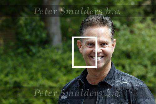 Purmerend 16 mei 2020
Dries Roelvink brengt op de fiets in een gele wielrentrui/broek een pakketje van OGER naar Danny de Munk die thuyis de deur opent als dries aan belt .