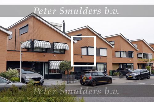 Purmerend 16 mei 2020
Dries Roelvink brengt op de fiets in een gele wielrentrui/broek een pakketje van OGER naar Danny de Munk die thuyis de deur opent als dries aan belt .