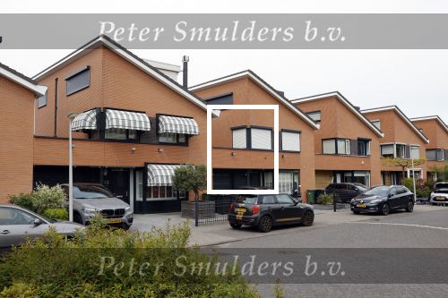 Purmerend 16 mei 2020
Dries Roelvink brengt op de fiets in een gele wielrentrui/broek een pakketje van OGER naar Danny de Munk die thuyis de deur opent als dries aan belt .