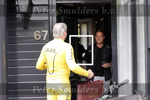 Purmerend 16 mei 2020
Dries Roelvink brengt op de fiets in een gele wielrentrui/broek een pakketje van OGER naar Danny de Munk die thuyis de deur opent als dries aan belt .