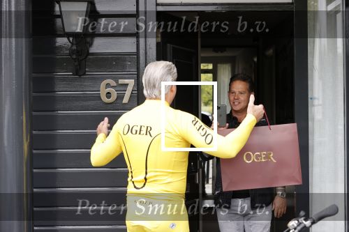 Purmerend 16 mei 2020
Dries Roelvink brengt op de fiets in een gele wielrentrui/broek een pakketje van OGER naar Danny de Munk die thuyis de deur opent als dries aan belt .