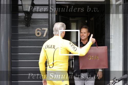 Purmerend 16 mei 2020
Dries Roelvink brengt op de fiets in een gele wielrentrui/broek een pakketje van OGER naar Danny de Munk die thuyis de deur opent als dries aan belt .