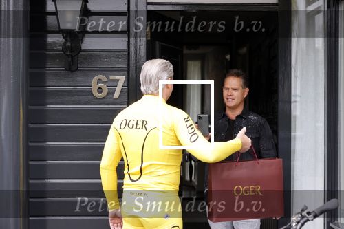 Purmerend 16 mei 2020
Dries Roelvink brengt op de fiets in een gele wielrentrui/broek een pakketje van OGER naar Danny de Munk die thuyis de deur opent als dries aan belt .