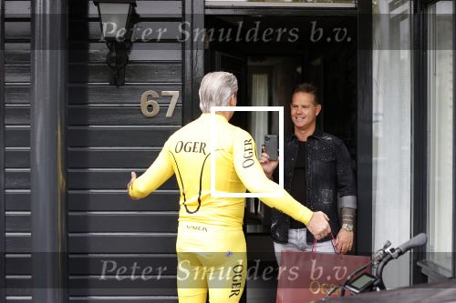 Purmerend 16 mei 2020
Dries Roelvink brengt op de fiets in een gele wielrentrui/broek een pakketje van OGER naar Danny de Munk die thuyis de deur opent als dries aan belt .
